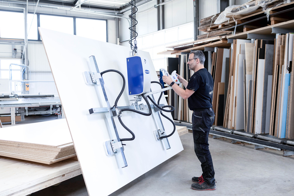 Alexander Bohnet uses VacuMaster Wood to lift sheets weighing up to 250 kilograms.
